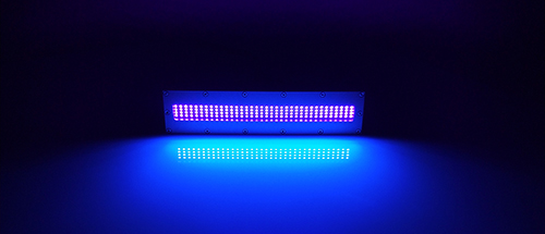 印刷機構包含印版滾筒、壓印滾筒和離合壓裝置